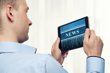 adam tutarak dijital tablet. haber kavramı
