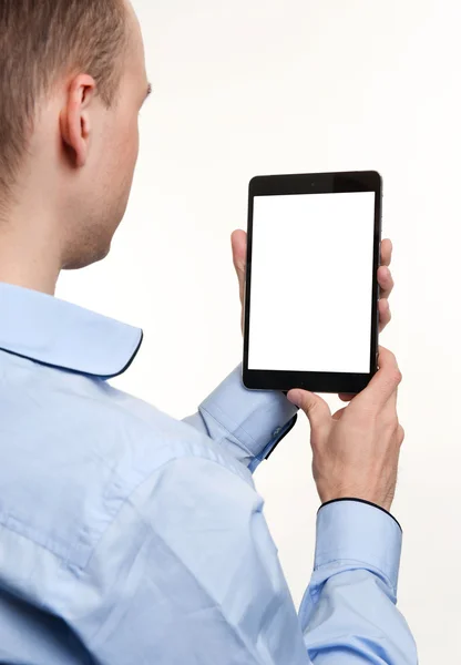 Человек держит цифровой планшет — стоковое фото