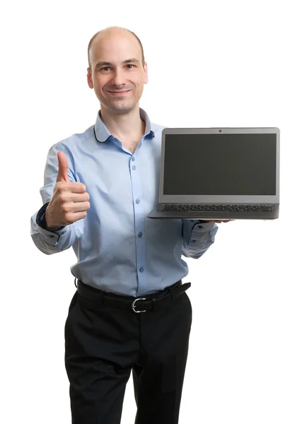 Homem de negócios mostrando computador portátil em branco — Fotografia de Stock