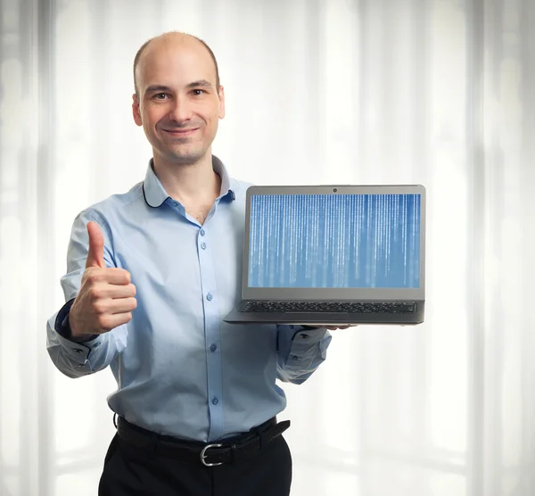 Homem de negócios mostrando computador portátil — Fotografia de Stock