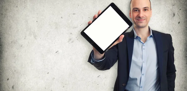Lächelnder Mann mit Tablet und leerem Bildschirm — Stockfoto
