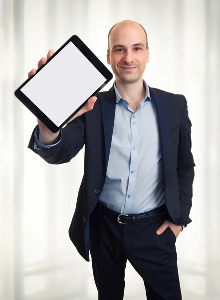 Uomo sorridente che tiene una tavoletta — Foto Stock