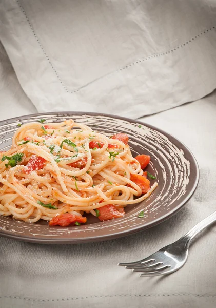 Plato de espaguetis y salsa de tomate —  Fotos de Stock