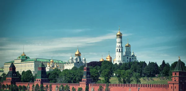 Moscú, Rusia. El Palacio del Gran Kremlin y el muro del Kremlin — Foto de Stock