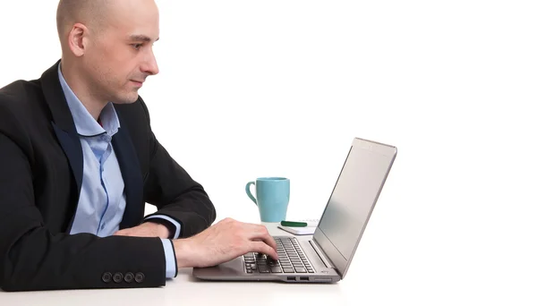 Homem de negócios bonito que trabalha com laptop — Fotografia de Stock