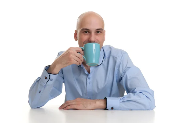 Mladý muž pije kávu — Stock fotografie