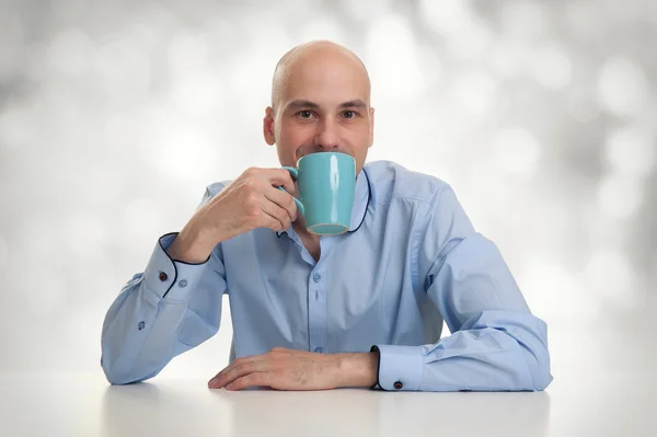 Young man drinking coffee — Stock Photo, Image