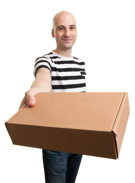 Jovem homem segurando caixa de cartão — Fotografia de Stock