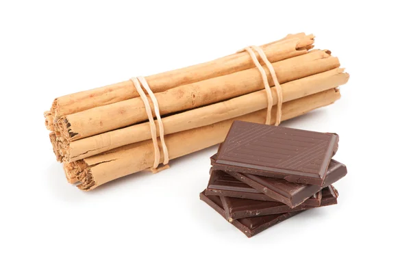Barra de chocolate quebrado e especiarias — Fotografia de Stock