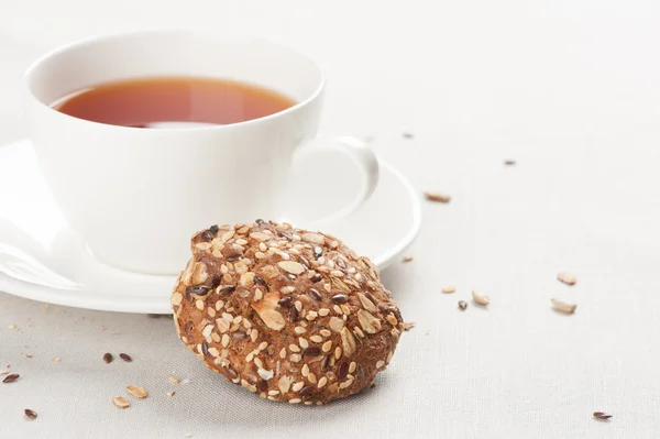 Biscoitos e xícara de chá — Fotografia de Stock