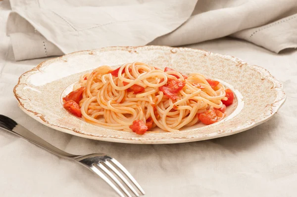 Espaguetis con salsa de tomate —  Fotos de Stock