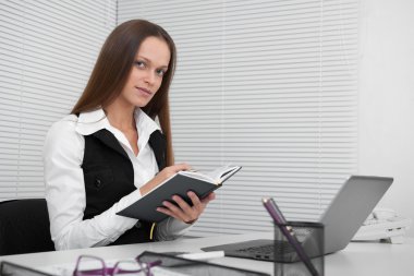 güzel Sekreter masa başında oturan