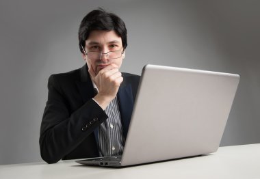 onun laptop çalışma ofisinde ciddi iş adamı