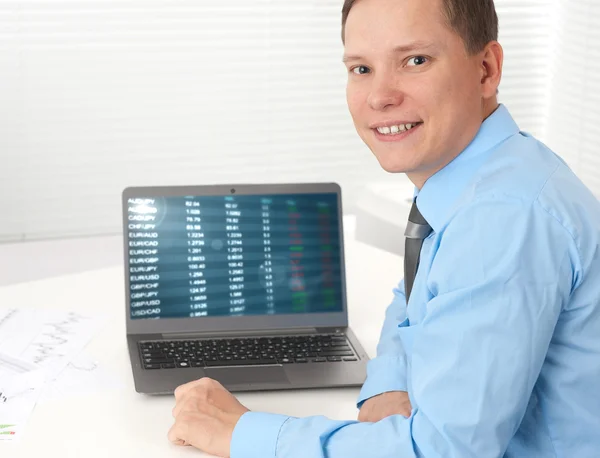 Uomo d'affari che lavora con il suo portatile alla scrivania — Foto Stock