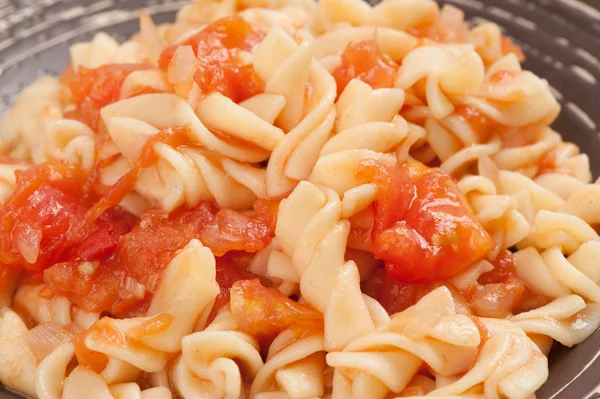 Макарони фузілі з томатним соусом — стокове фото
