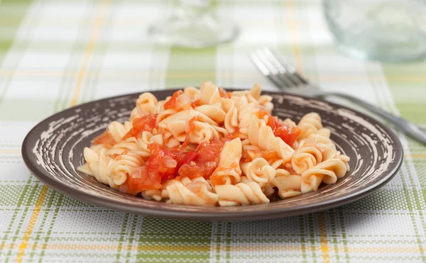Makaron Fusilli z sosem pomidorowym — Zdjęcie stockowe