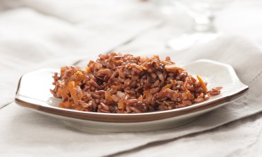 soğan ve havuç ile kırmızı pirinç