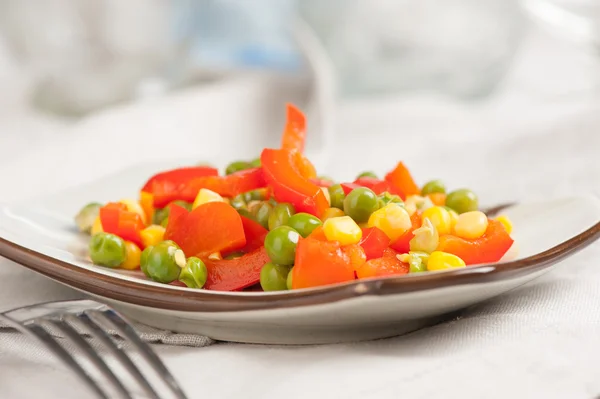 Kokt ekologiska grönsaker. ärtor, majs och paprika — Stockfoto