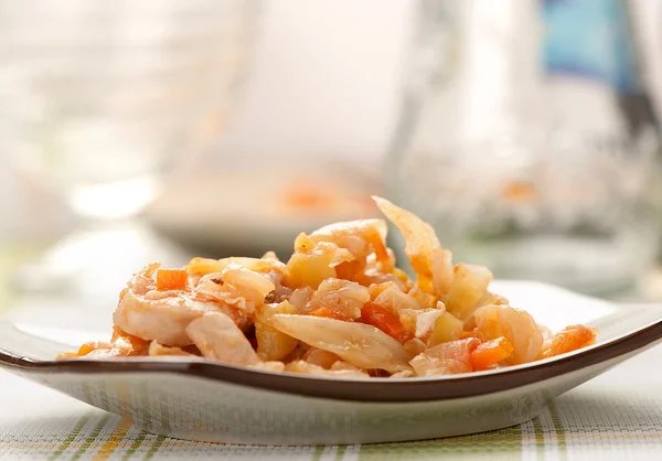 Cavolo stufato con pollo, cipolla e carota — Foto Stock