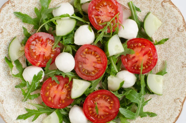 Salade van rucola tomaten en mozzarella — Stockfoto