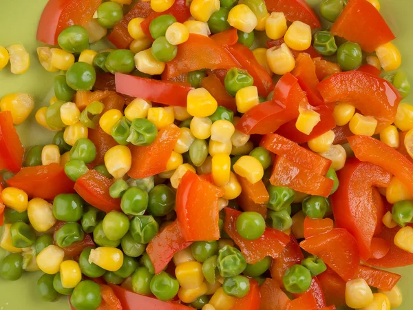 Légumes biologiques cuits à la vapeur. Pois, maïs et poivre — Photo