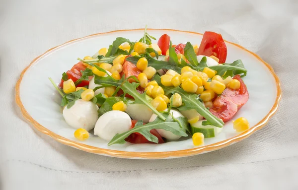Salat aus Rucola Tomaten Mozzarella und Mais — Stockfoto