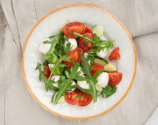 Салат из томатов с рукколой и моцареллой — стоковое фото
