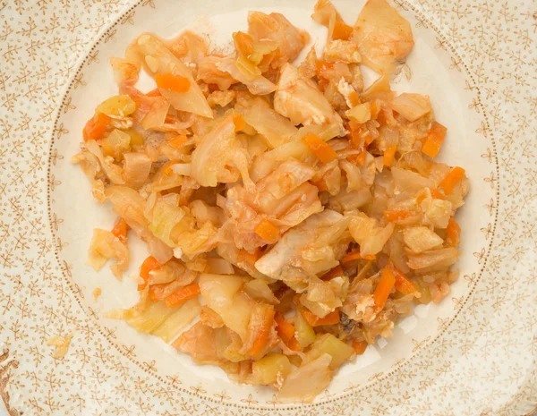 Cavolo stufato con pollo, cipolle ed erbe — Foto Stock