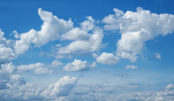 Blauwe lucht met wolken — Stockfoto