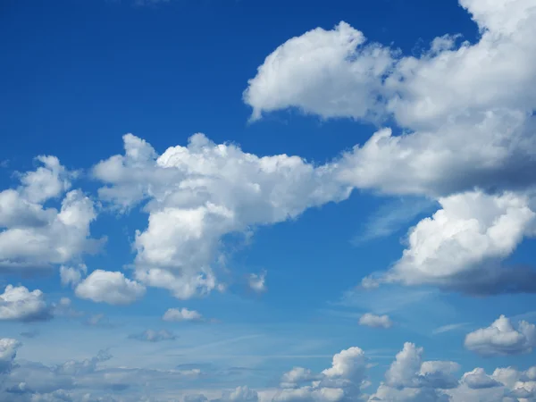 Blauwe lucht met wolken — Stockfoto