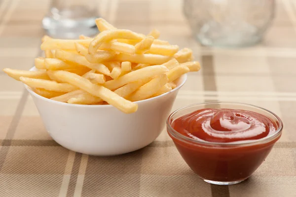 Papas fritas y salsa de tomate —  Fotos de Stock