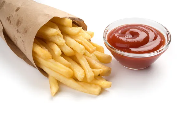 Batatas fritas com ketchup em branco — Fotografia de Stock