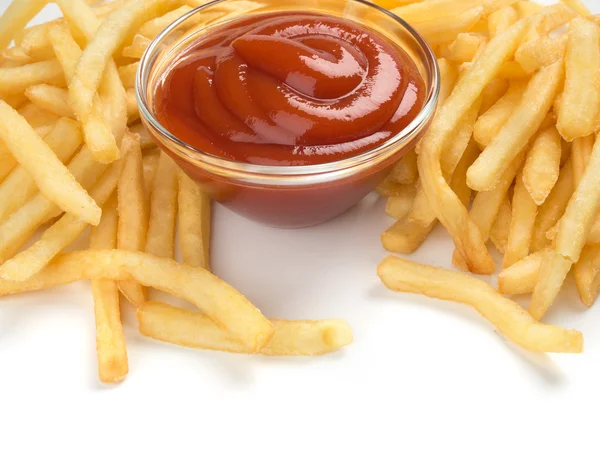 Frites met ketchup op wit — Stockfoto