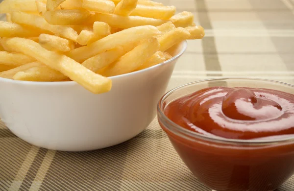 Papas fritas y salsa de tomate —  Fotos de Stock