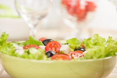 Beyaz peynirli Yunan sebze salatası