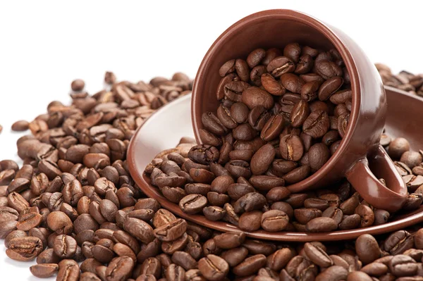 Kaffeetasse und Bohnen auf weißem Hintergrund — Stockfoto
