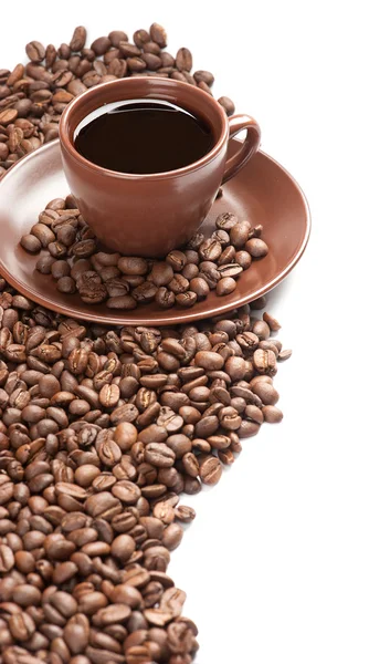 Šálek kávy a fazole na bílém pozadí — Stock fotografie