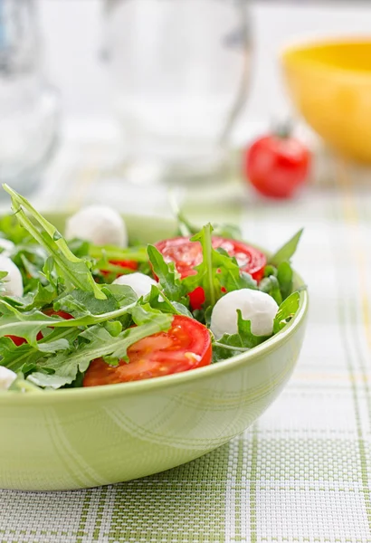 Salad with tomatoes and mozzarella — Stock Photo, Image