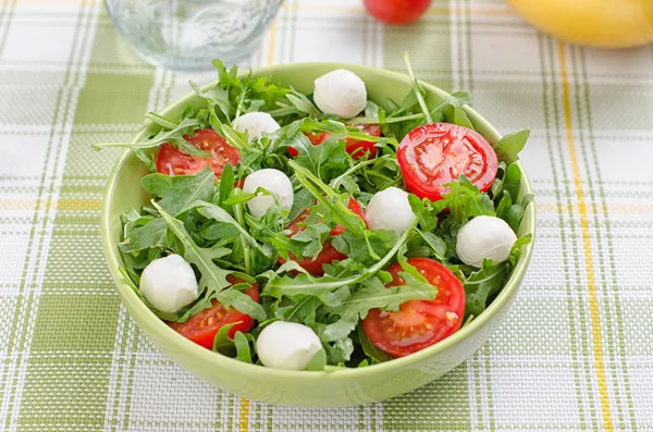 Salade met tomaten en mozzarella — Stockfoto