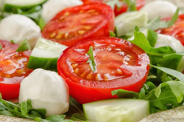 Salat med tomater og mozzarella – stockfoto