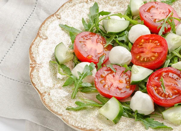 Salat mit Tomaten und Mozzarella — Stockfoto