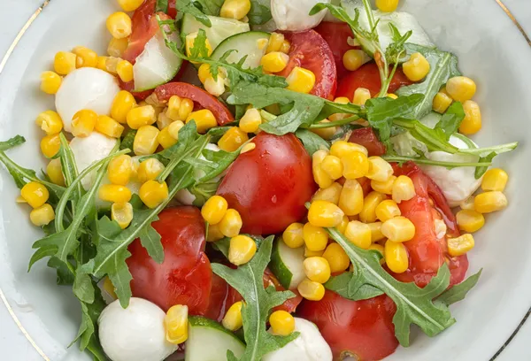 Салат с кукурузой, помидорами, ругулой и сыром моцарелла — стоковое фото