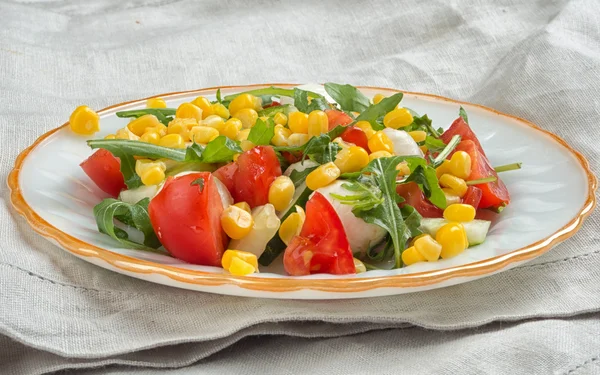 Salat mit Mais, Tomaten, Rucola und Mozzarella — Stockfoto