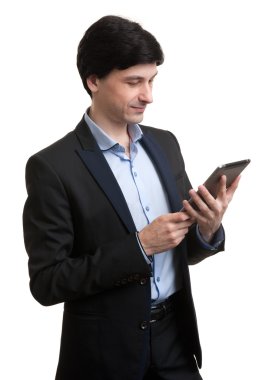 Dijital tablet kullanan genç bir iş adamı