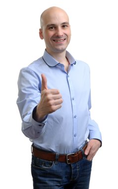 başparmak kadar gösteren gülen adam