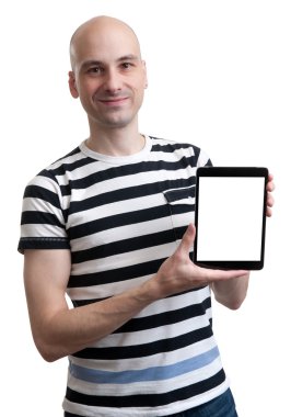 neşeli adam gösteren tablet bilgisayar ekranı