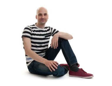 tam uzunlukta şık genç bir adam portresi