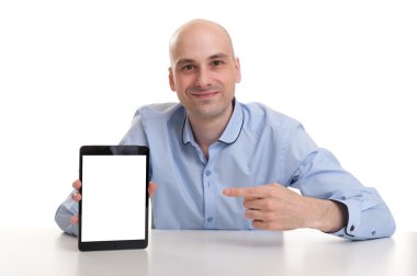 gülümseyen adam tablet üzerinde web sitesi sunan