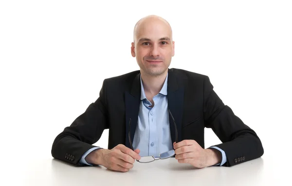 Alegre hombre de negocios sentado en una mesa — Foto de Stock