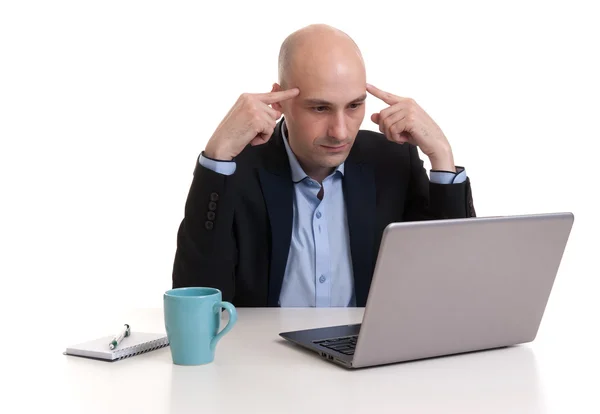 Бізнесмен дивиться вгору під час роботи на ноутбуці — стокове фото